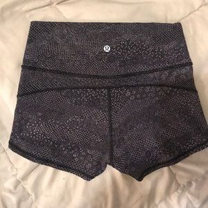 Lululemon 2.5” mixed design short